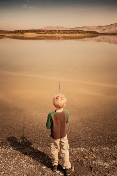 小男孩在山里钓鱼图片下载