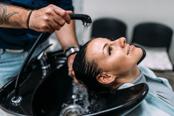 美丽的女人享受头发治疗。图片下载