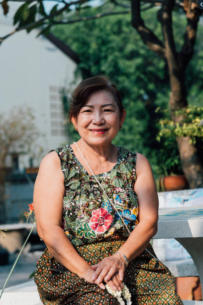 泼水节沐浴，向父母致敬图片下载