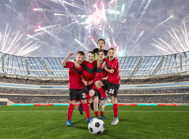 五名少年足球运动员在足球场上庆祝胜利图片下载