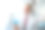 老高级商务人员愉快地工作在办公室，阅读便利贴在房间图片下载