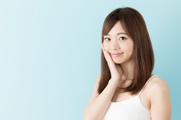 肖像迷人的亚洲女人美丽的形象在蓝色的背景图片下载