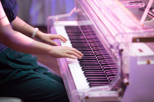 这个女孩正在弹钢琴图片下载