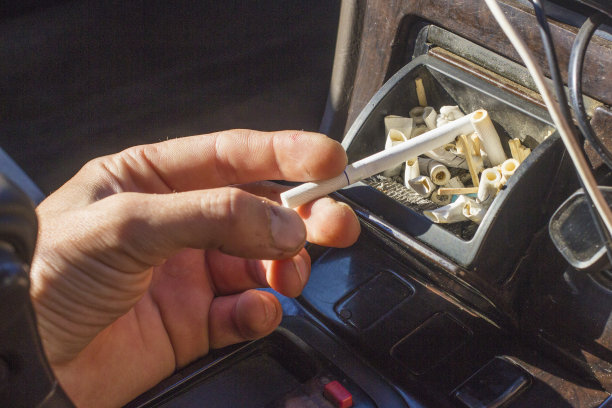 一辆老爷车里的脏烟灰缸图片下载