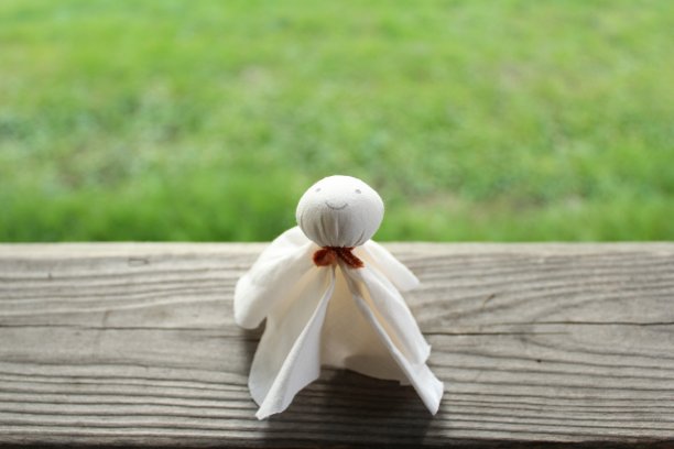 日本'Teru teru bozu”。一个娃娃，祈求好天气。图片下载
