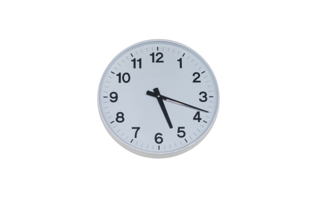 白色金属时钟墙隔离在白色背景在傍晚时间或清晨图片下载