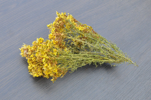 圣约翰草的干草，映衬着灰色的木质背景。图片下载