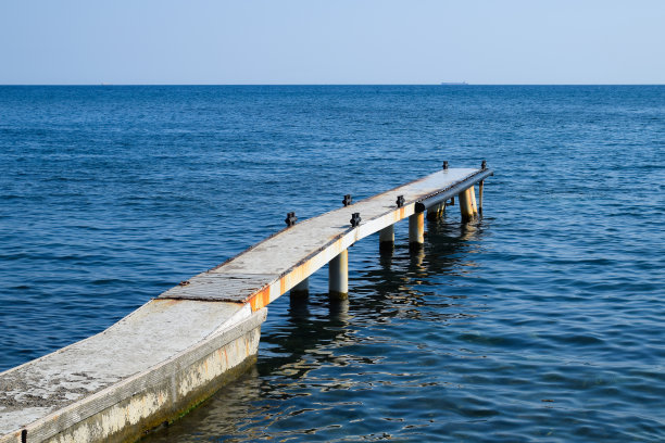 混凝土和铁的海上墩。在海滩上休息图片下载