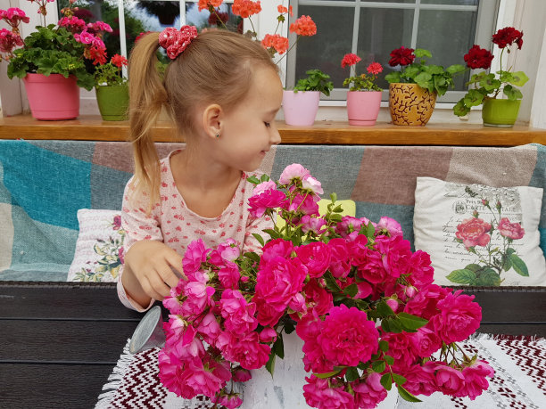 女孩在村庄图片下载