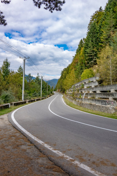 秋天也是。穿越罗马尼亚的公路图片下载