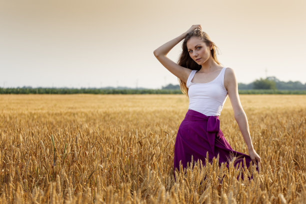 美丽的长发少女站在麦田日落图片下载