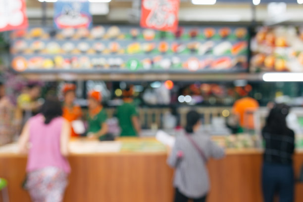 抽象模糊的人排队在寿司店前为背景图片下载