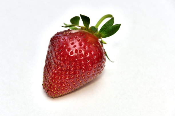 白色背景下的有机草莓图片下载