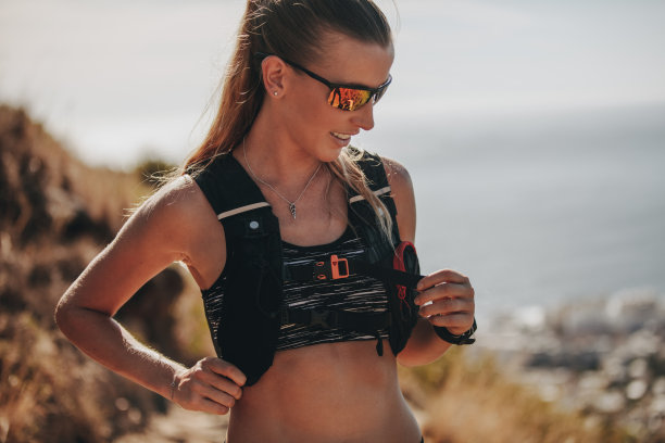 女跑步者在跑步途中休息图片下载