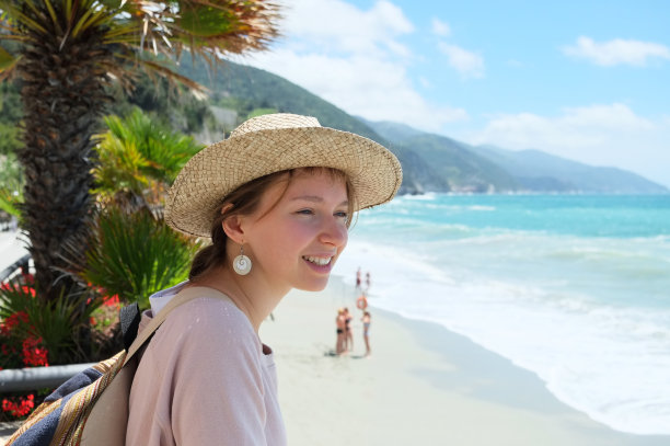 海滩上的女游客图片下载