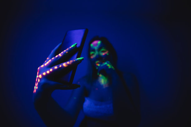 用荧光化妆品做自拍的女人图片下载