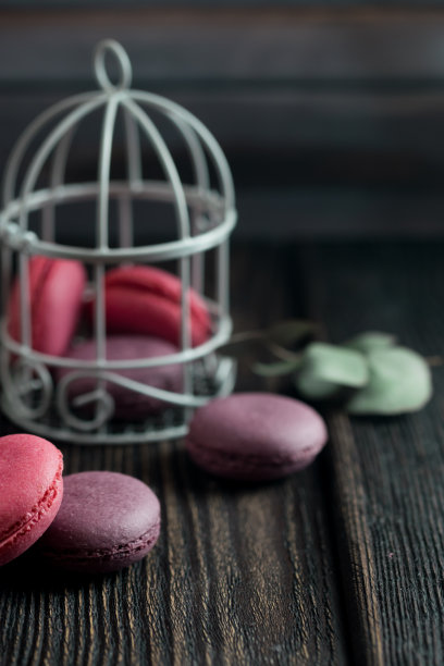 用草莓、奶油、巧克力和蓝莓做成的马卡龙。乡村的照片。图片下载