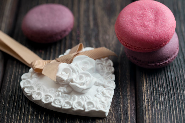 用草莓、奶油、巧克力和蓝莓做成的马卡龙。乡村的照片。图片下载