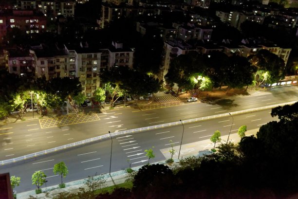 深圳夜里一条空无一人的马路图片下载