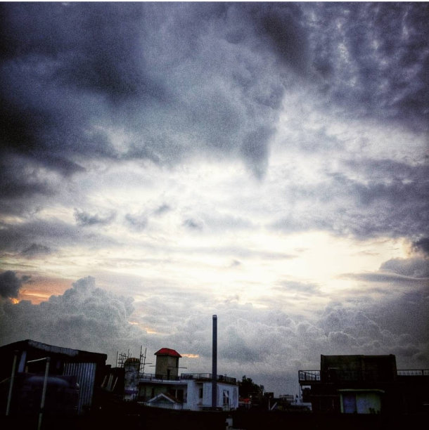 天空，云彩和城市景观图片下载