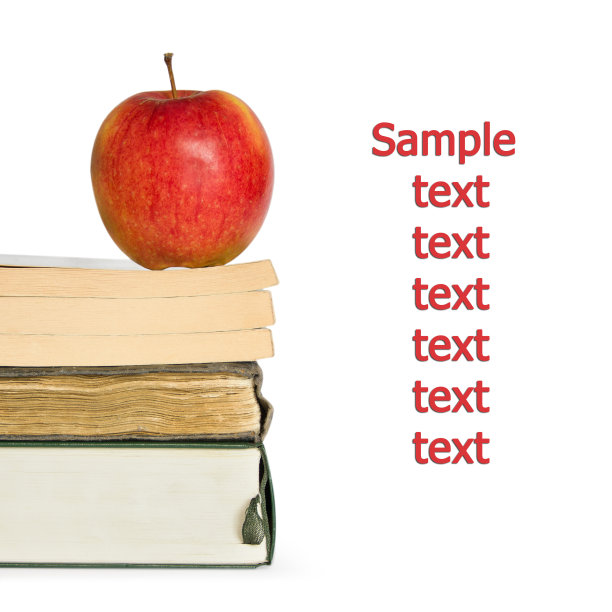 书与苹果在桌子上，为文本留出空间。白色背景图片下载