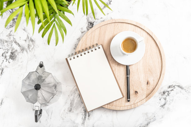 办公室桌子笔记纸咖啡绿色植物花卉平铺图片下载