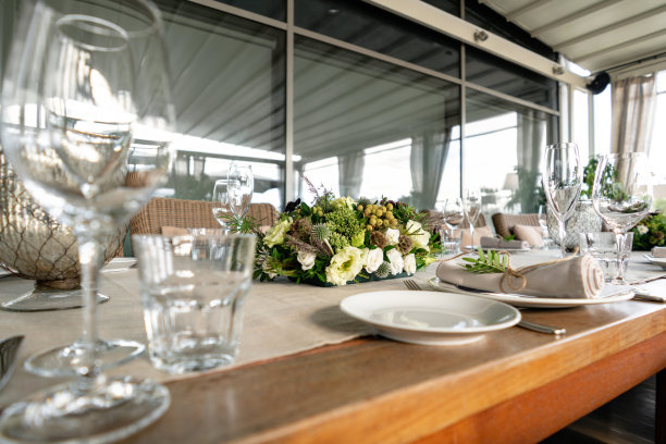 婚宴或晚宴。供客人使用的桌椅，配有餐具和陶器。铺有亚麻布桌布的桌布。在阳台图片下载