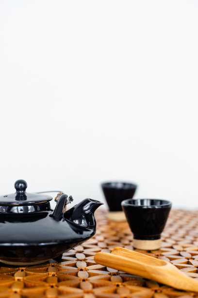 白色背景上的茶具特写图片下载