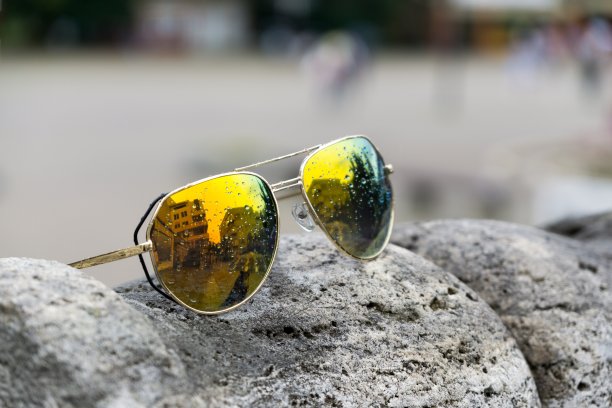 下雨的时候戴墨镜。图片下载