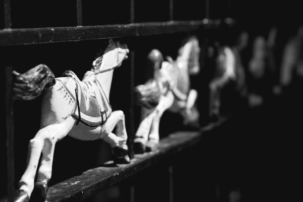 带旋转木马的锻造铁装饰栅栏图片下载