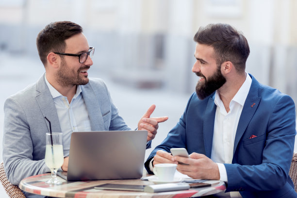 两个商人用笔记本电脑工作图片下载