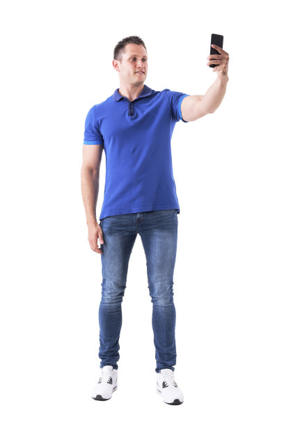 轻松愉快的年轻人用智能手机自拍。图片下载
