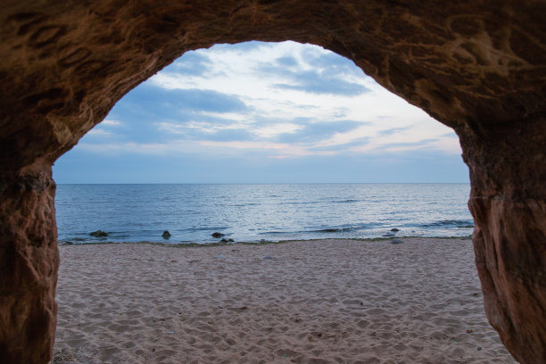 城市Veczemju岩石，拉脱维亚。波罗的海，海浪，岩石和蓝天。夏天的夜晚。2018年旅游照片。图片下载