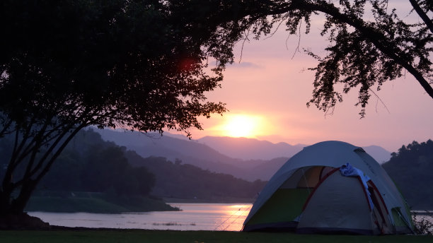 户外休闲露营帐篷靠近日落湖图片下载