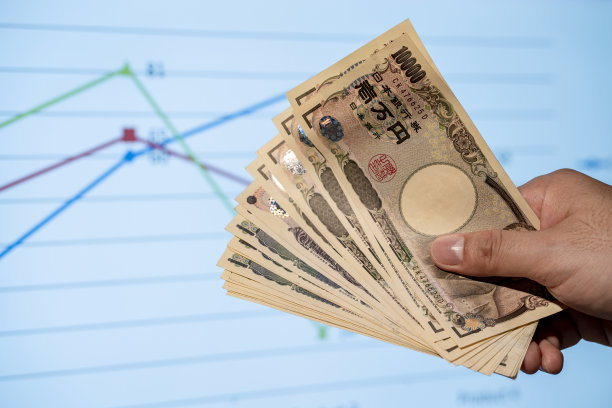 手里拿着一枚日本币，钞票在一个鳄鱼纹理的钱包里，孤立在白色的背景上，一个拷贝空间，数一枚钱图片下载