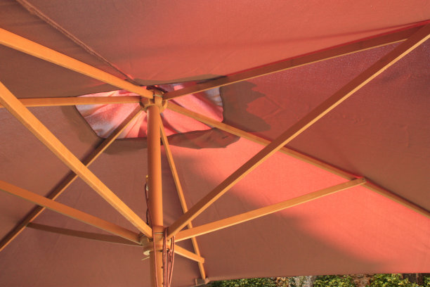 用木材和纺织材料制成的花园阳伞图片下载