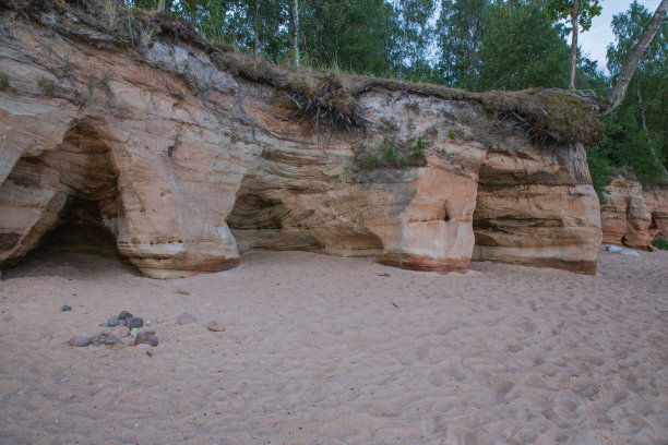 城市Veczemju岩石，拉脱维亚。波罗的海，海浪，岩石和蓝天。夏天的夜晚。2018年旅游照片。图片下载