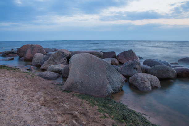 城市Veczemju岩石，拉脱维亚。波罗的海，海浪，岩石和蓝天。夏天的夜晚。2018年旅游照片。图片下载