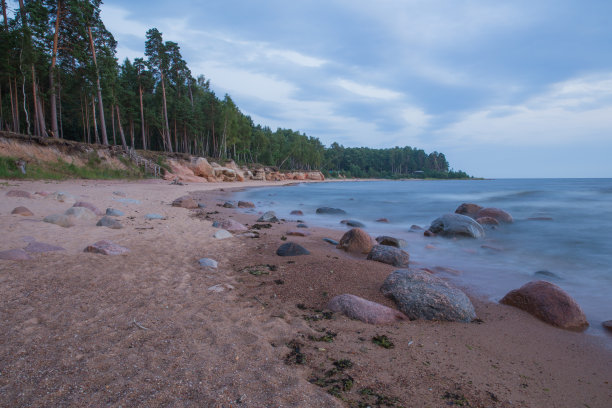 城市Veczemju岩石，拉脱维亚。波罗的海，海浪，岩石和蓝天。夏天的夜晚。2018年旅游照片。图片下载