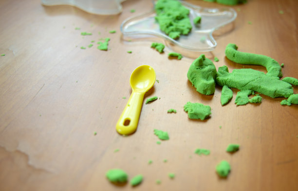 彩色的玩具沙在地板上图片下载