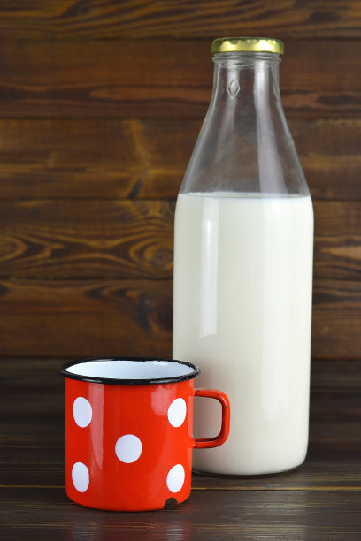 一瓶牛奶和一杯牛奶图片下载