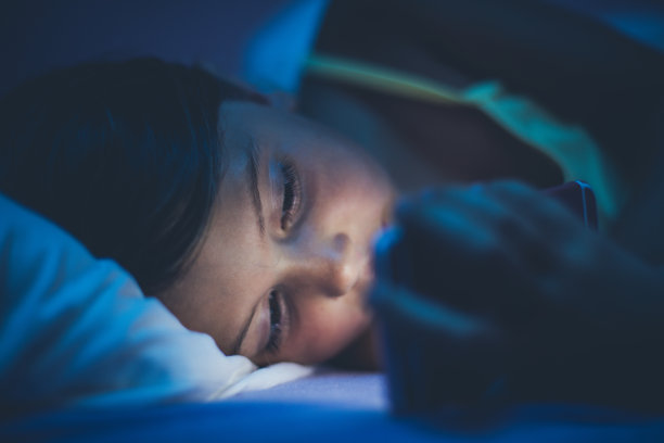 晚上用手机。图片下载