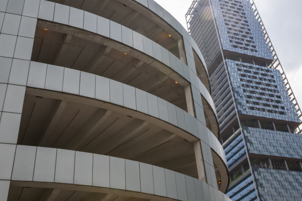 新加坡的一个多层停车场图片下载