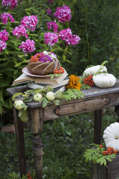 旧桌子上自制的面包蛋糕图片下载