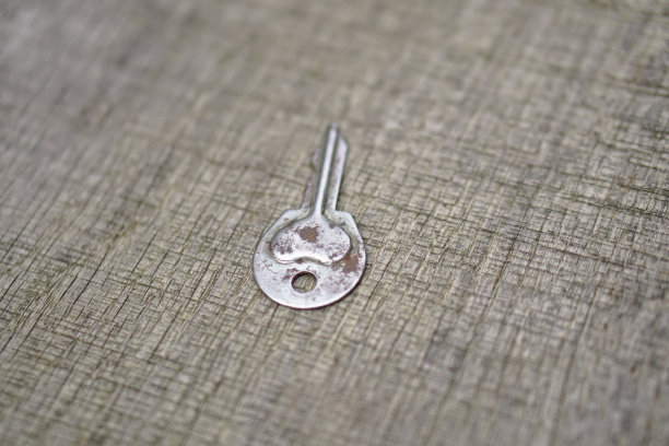 情人节或婚礼的浪漫背景。一把旧钥匙，在一块旧木板上刻着一颗心。设计素材照片图片下载