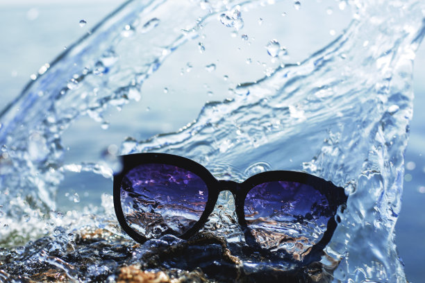 太阳眼镜背景的夏季海洋景观。旅游度假胜地概念图片下载