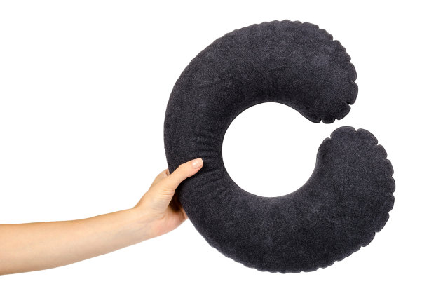 充气颈枕与手舒适旅行，孤立在白色背景图片下载