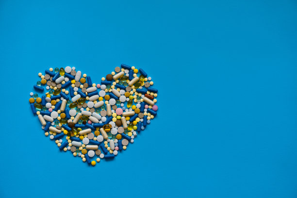 各种药物药丸，片剂，胶囊和瓶子在紫色的背景。毒品和各种麻醉药品。为文本复制空间。设计素材照片图片下载