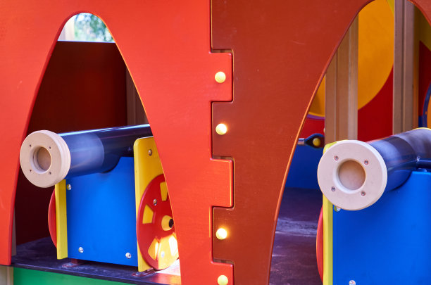 玩具木制海盗枪儿童在公共游乐场图片下载