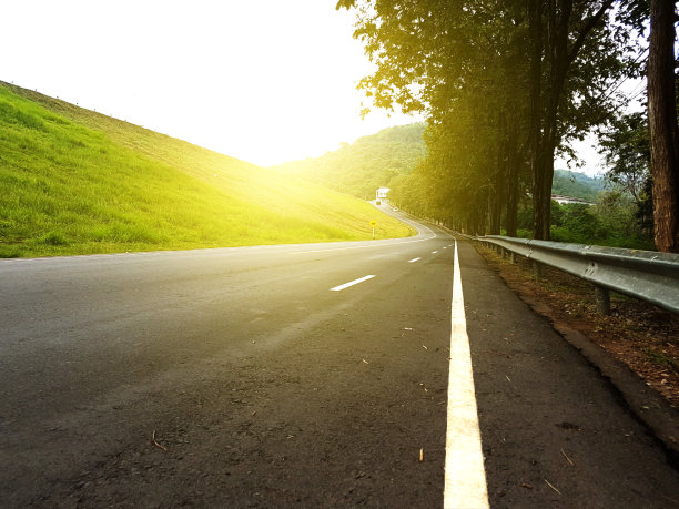 乡间小路上的树云在夏日的蓝天上日出图片下载
